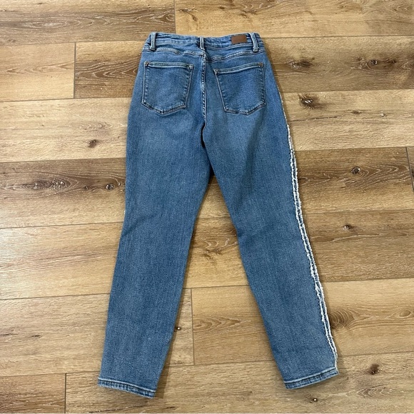 Judy Blue Slim Fit Women’s High Waist Medium Wash Side Fray Jeans Sz 5/27 GUC - Picture 9 of 9